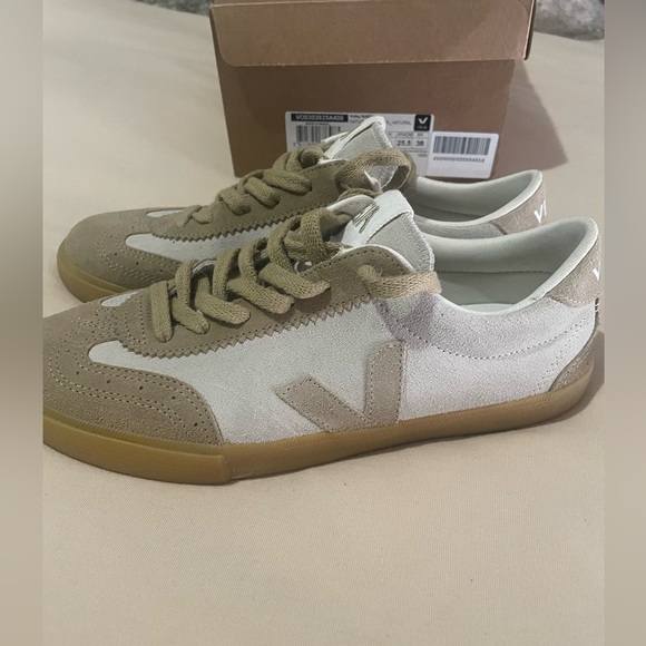 Veja VOLLEY SUEDE NATURAL SAHARA US Size 9 - Picture 2 of 10